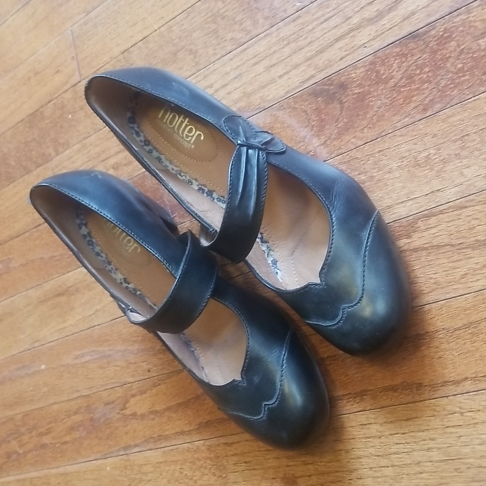 Elegant Comfort Mary Jane heels by hotter